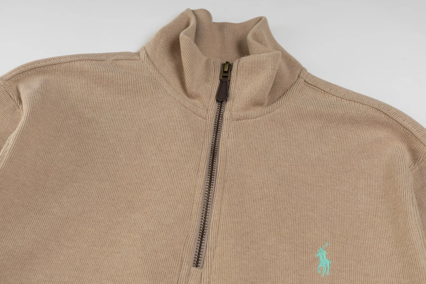 P230 #R97 Ralph lauren twelve-color embroidered pony logo half-zip high-neck long-sleeved knitted sweatshirt. The same style for men and women. The new half-zip sweatshirt for couples to wear in autumn is here! This kind of sweatshirt is really popular this year, even more popular than the hooded sweatshirt. Open the zipper and it can be used as a large lapel, which makes it more fashionable. The color of the classic design of the little war horse on the chest is matched with the embroidery. The simple zipper design echoes the brand logo, so you don’t need to match too much. The sweater version is loose enough! The fabric is custom-woven and dyed 100 cotton. 320g high gram weight 100% cotton knitted cotton with a certain thickness. The fabric is soft and comfortable, and the three-dimensional fabric is full of texture. The stitching is three needles and five threads, which is beautiful and strong. The pattern is also good. Although it is loose, it does not look bulky! - It is not a popular color scheme on the street. The color is pure and highly recommended. The upper body has a particularly high rate of turning heads. Loose style. Big drop shoulder OS style. Same style for men and women. Couple wear. Versatile and practical! Color: Gray, navy, khaki, green label, oatmeal brown label, apricot, black, army green, burgundy, pink, dark gray, light blue, white. Size: S M L XL Length: 70/72/74/76 Bust: 53.5/55.5/57.5/58.5 Shoulder width: 44/45/46/47 Sleeve length: 61/62/63/64